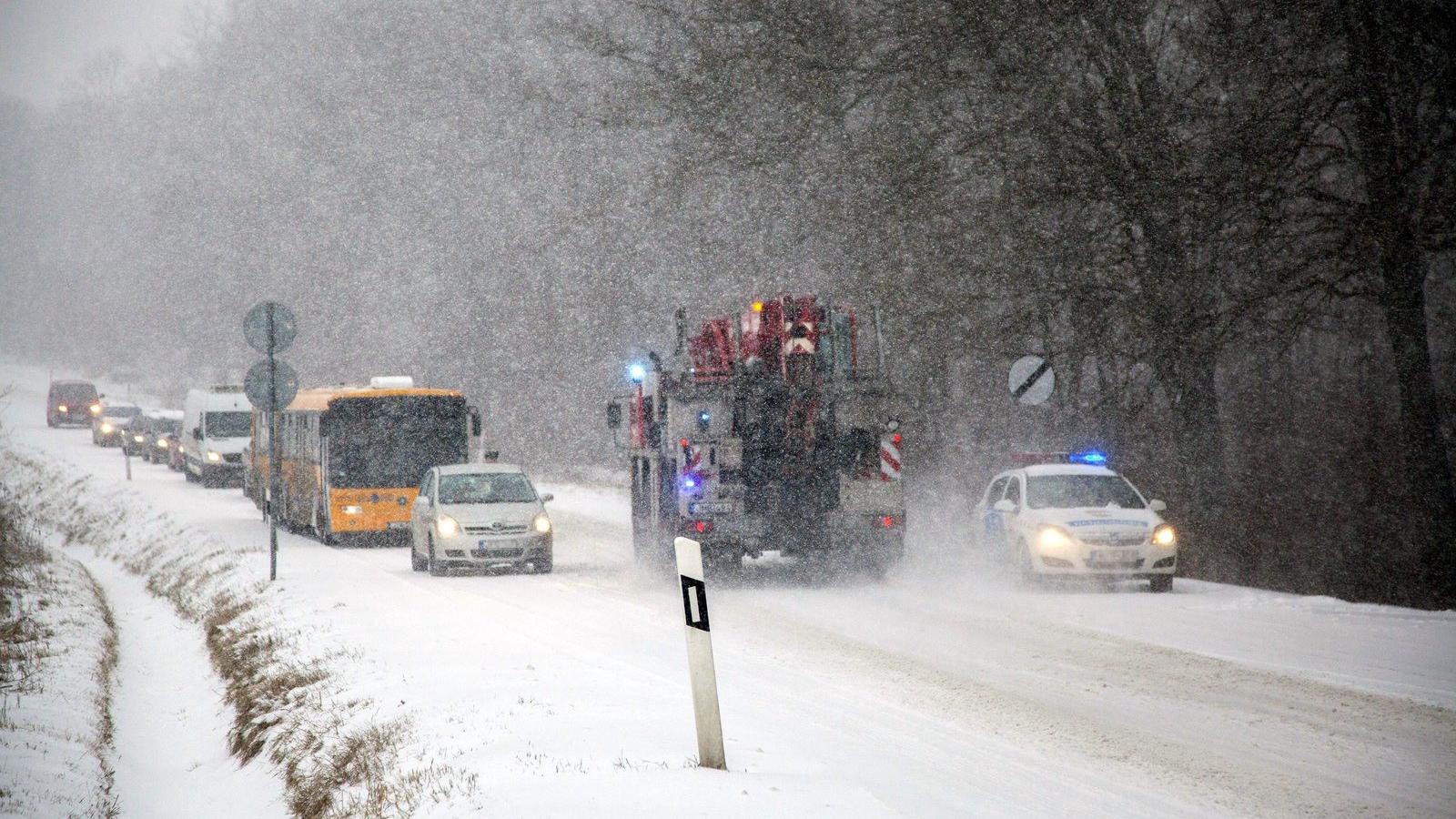 Rendőr irányítja a forgalmat a 61-es út bagolai emelkedőjénél, Nagykanizsa közelében. MTI Fotó: Varga György