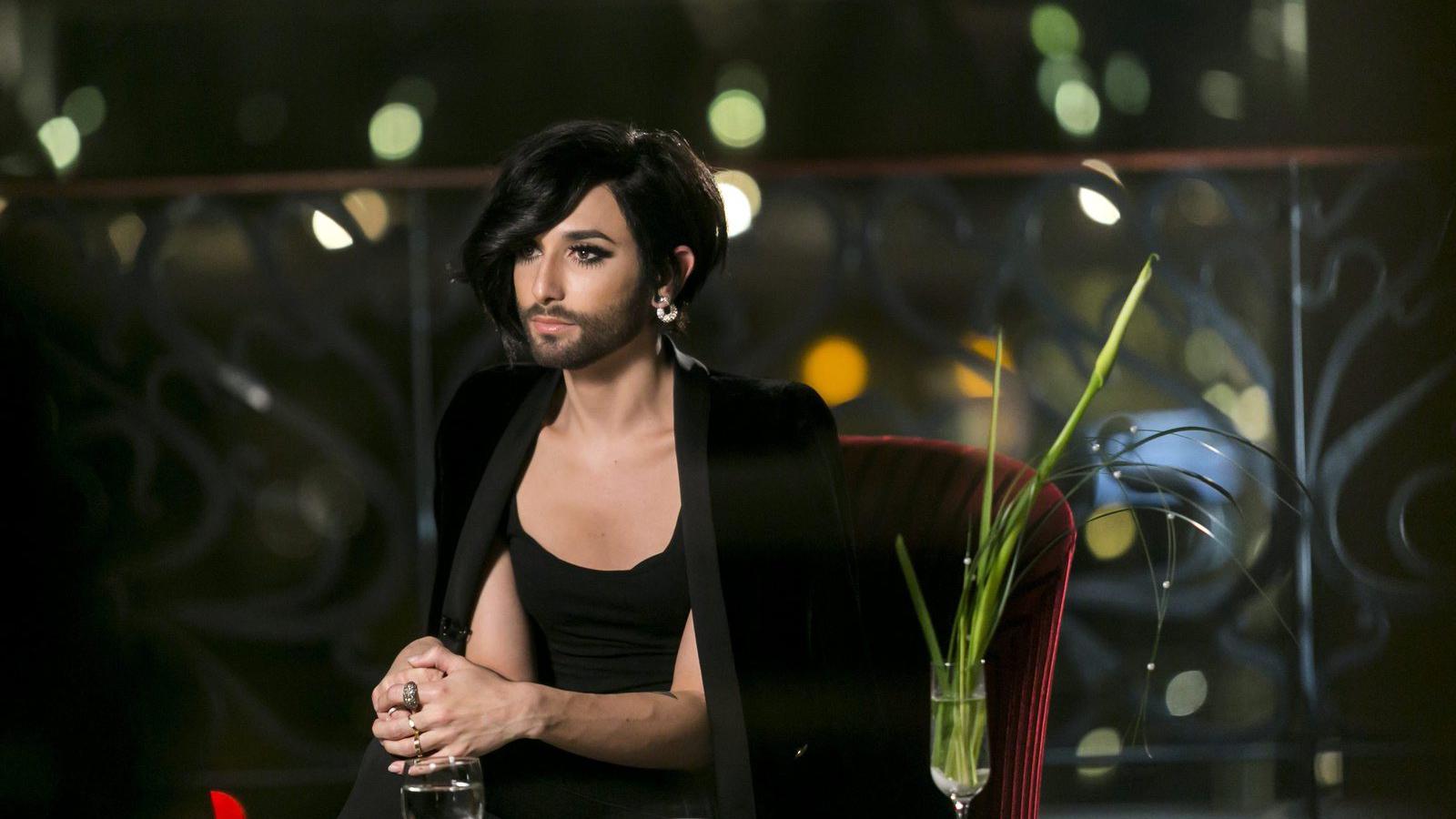 Conchita Wurst, a 2014-es Eurovíziós Dalverseny osztrák győztese, díszvendég várakozik a 16. Story Ötcsillag díjátadó gála kezdé