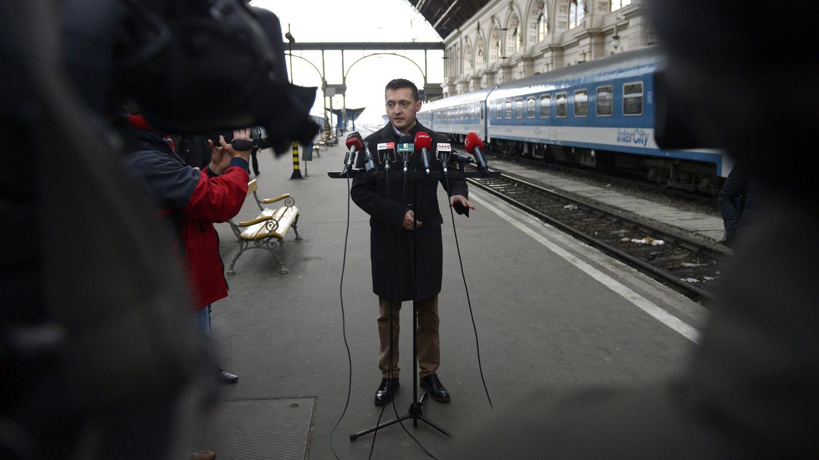 Rogán Antal, a Fidesz országgyűlési frakcióvezetője az illegális bevándorlásról tart sajtótájékoztatót a budapesti Keleti pályau