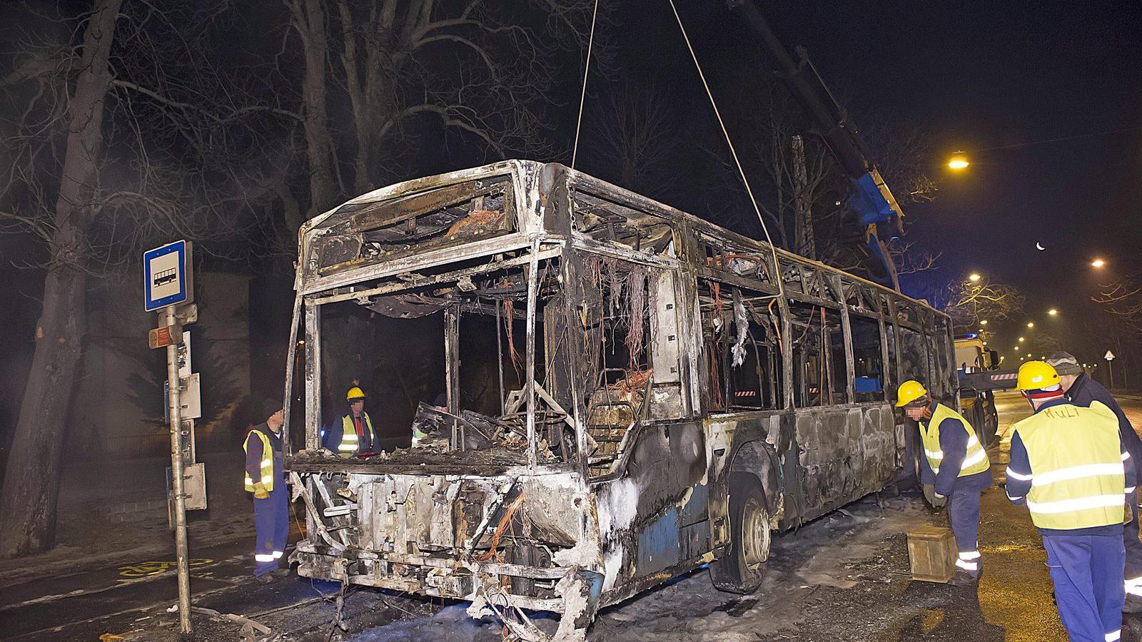 Kiégett BKV-autóbusz Budapesten, a Nagyajtai utcában 2015. február 15-én. A tűz a motortérben keletkezett, a járművet az utasok 