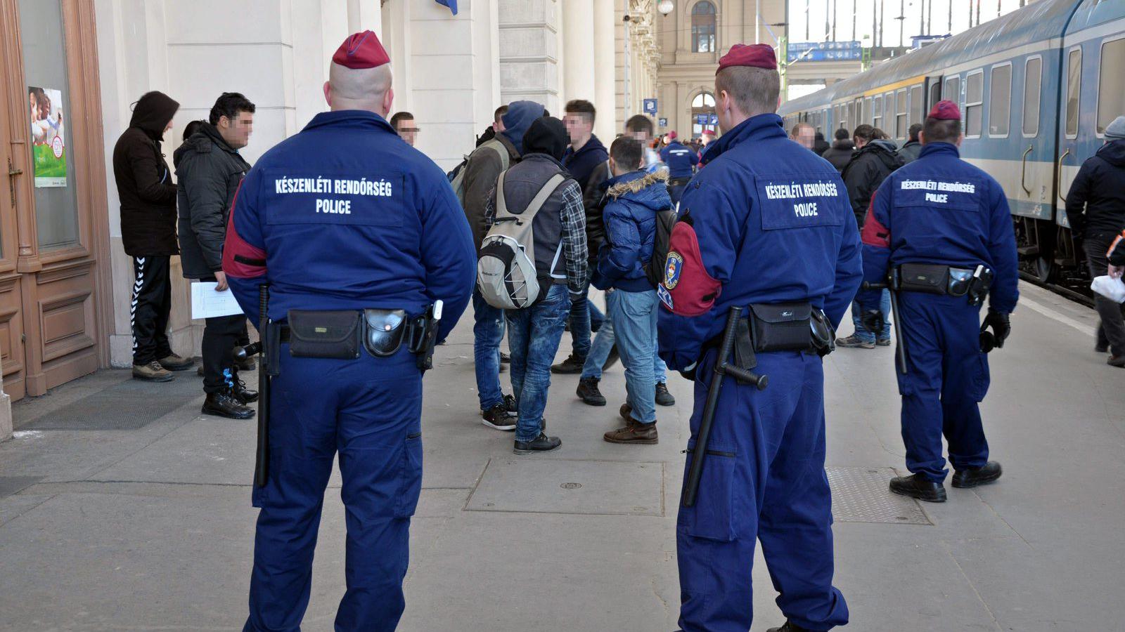 Rendőrök intézkednek a Keleti pályaudvaron feltartóztatott koszovói illegális bevándorlókkal szemben 2015. február 7-én. Százhar