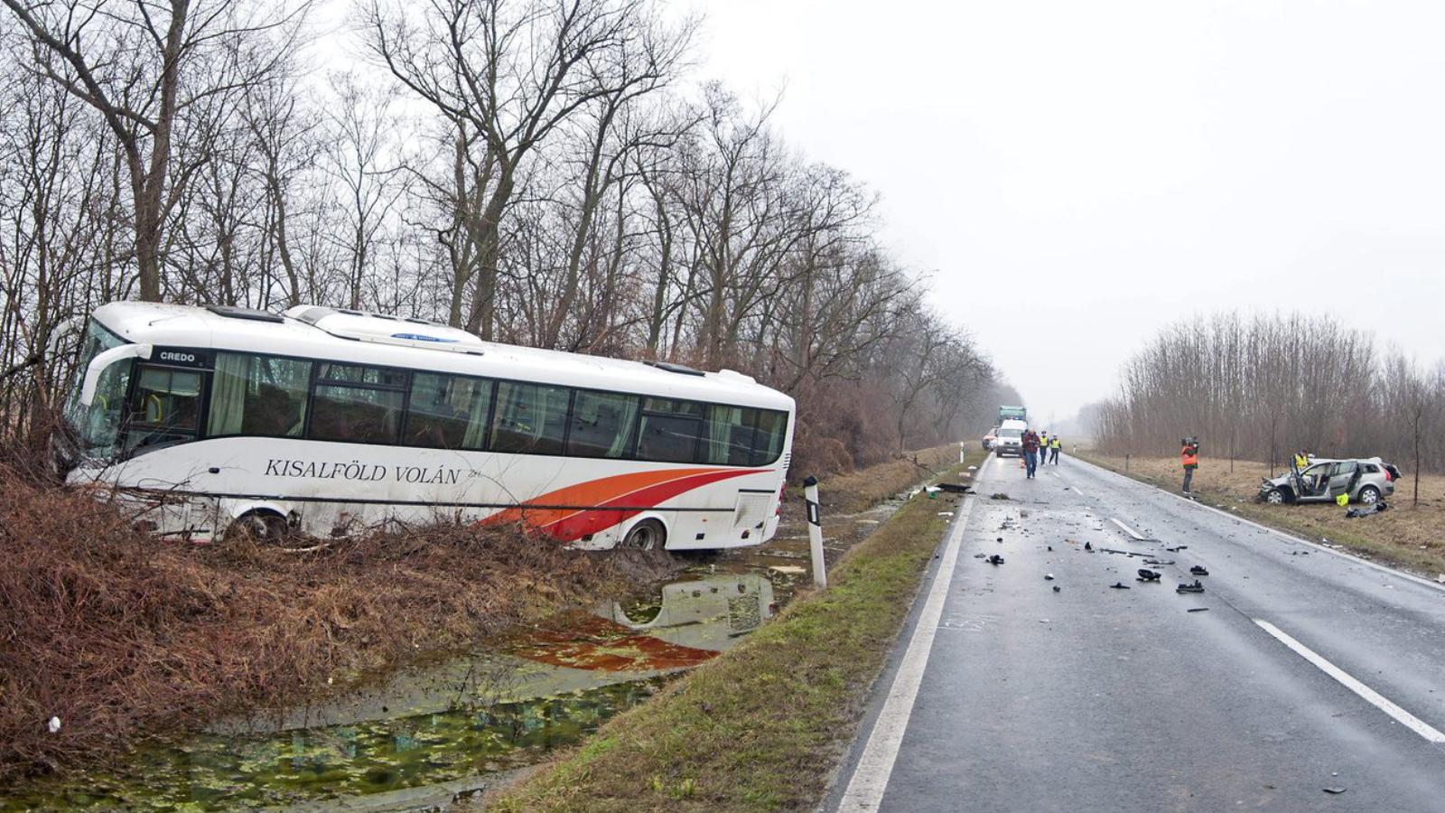 . Baleset helyszíne a 82-es úton Győr és Nyúl között, ahol autóbusz és személyautó ütközött össze 2015. február 24-én. A baleset