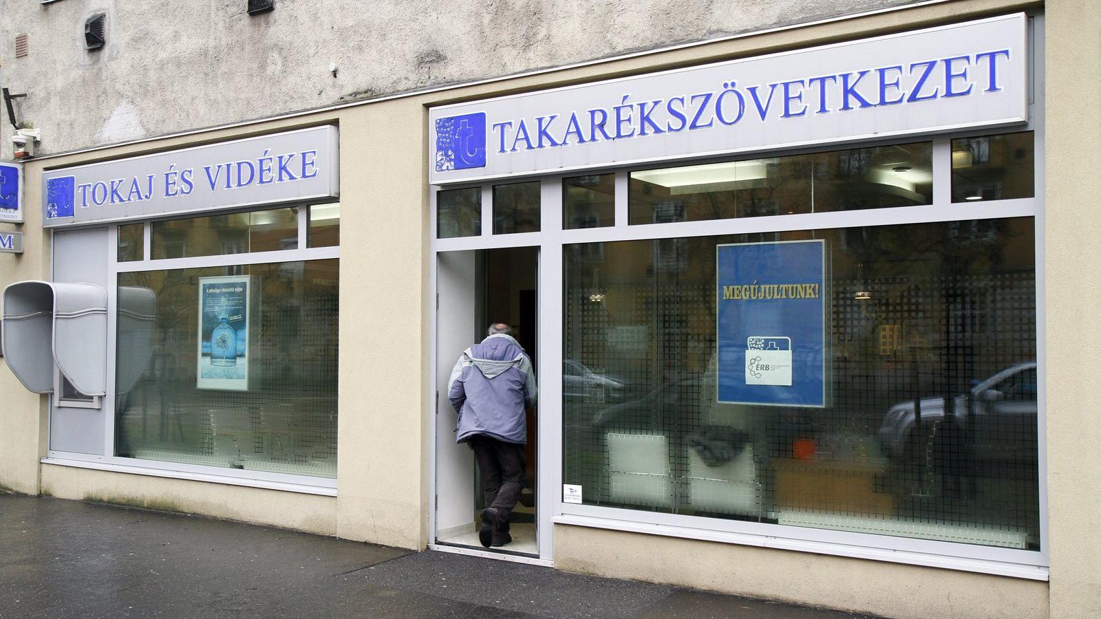 A brókerbotrány áldozataivá vált takarékok ügyfelei a betétvédelemben
reménykednek FOTÓ: MTI/VAJDA JÁNOS