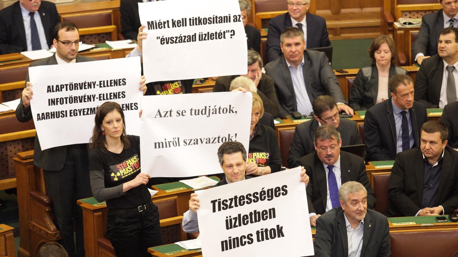 Az LMP-s képviselők sem értenek egyet az „évszázad üzletének” titkosításával, s véleményüket az ülésteremben is bemutatták FOTÓ: