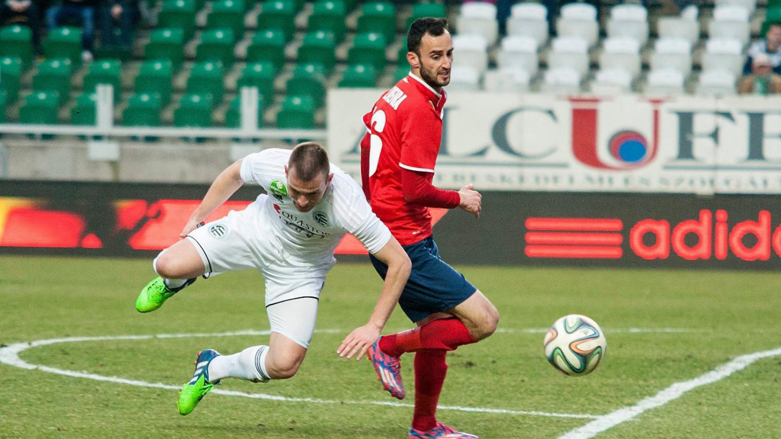 A győri Dinjarra (fehérben) a Videoton után újabb rangadó vár az NB I-ben FOTÓ: MTI/KRIZSÁN CSABA