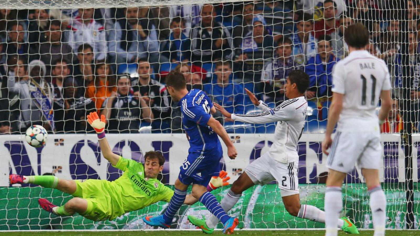 Huntelaar mindent megtett, ám két gólja is kevés volt a gelsenkircheniek nagy bravúrjához FOTÓ: EUROPRESS/GETTY IMAGES/ALEX GRIM