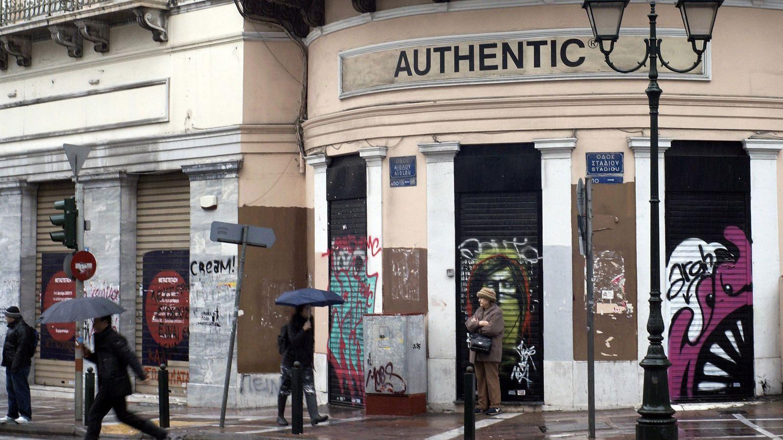 Lehúzott redőnyök, tönkrement üzletek Athénban FOTÓ: EUROPRESS/GETTY IMAGES/MILOS BICANSKI