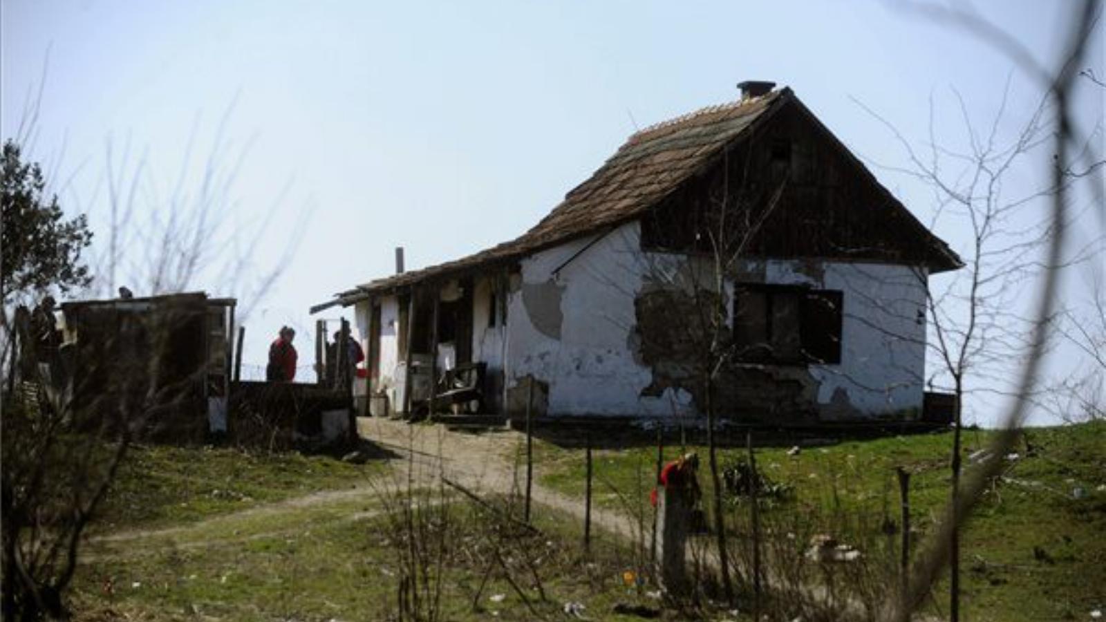 A lelőtt férfi háza. MTI Fotó: Mihádák Zoltán