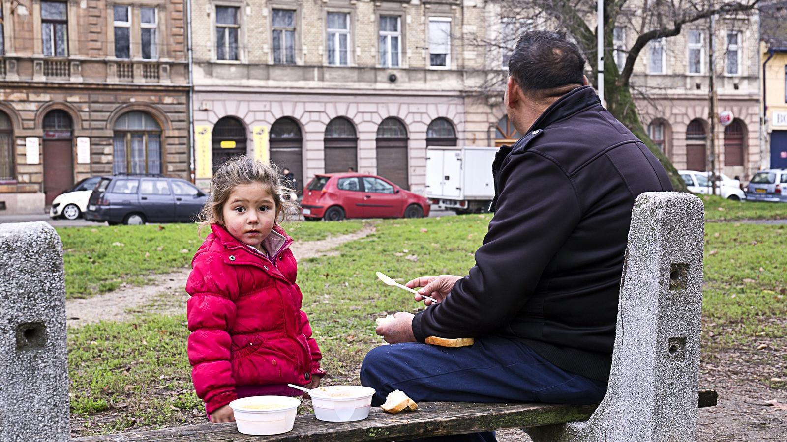 "Rituka" 2 éves, édesapja egyedül neveli. Egyetlen esélye a meleg ételre, ha eljönnek ide. 