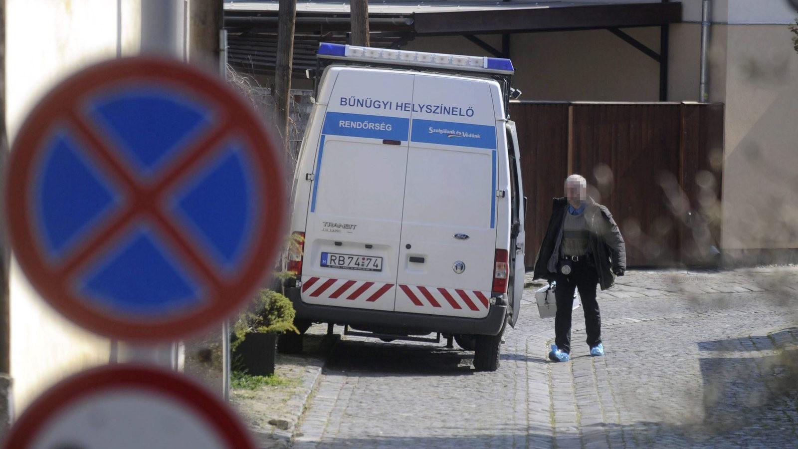 Bűnügyi helyszínelők autója áll Szentendrén, ahol holtan találtak egy 42 éves nőt otthonában 2015. március 20-ára virradóra. MTI