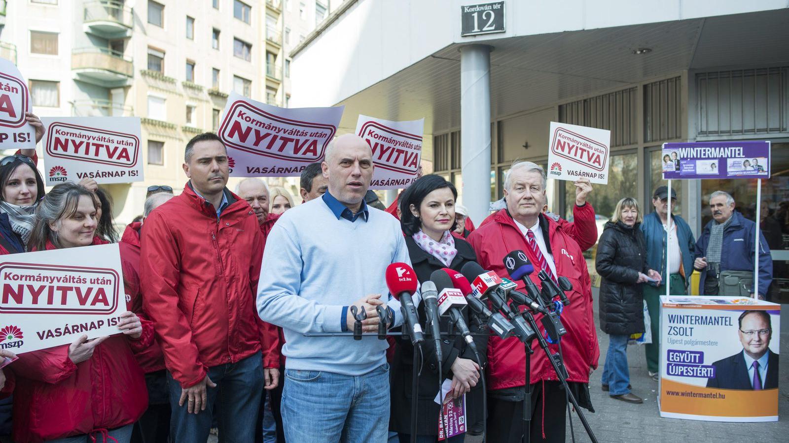 Tóbiás József és a budapesti MSZP-elnök, Kunhalmi Ágnes együtt kampányolt szombaton Barrel Zoltán (jobbra) mellett FOTÓ: MTI/MAR