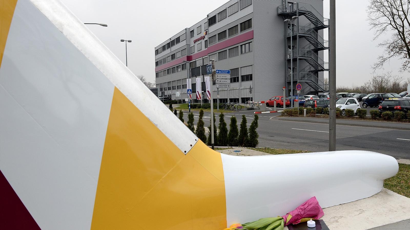 Koszorú az áldozatok emlékére a Germanwings központjánál a németországi Kölnben.Fotó: Sascha Steinbach / Getty Images