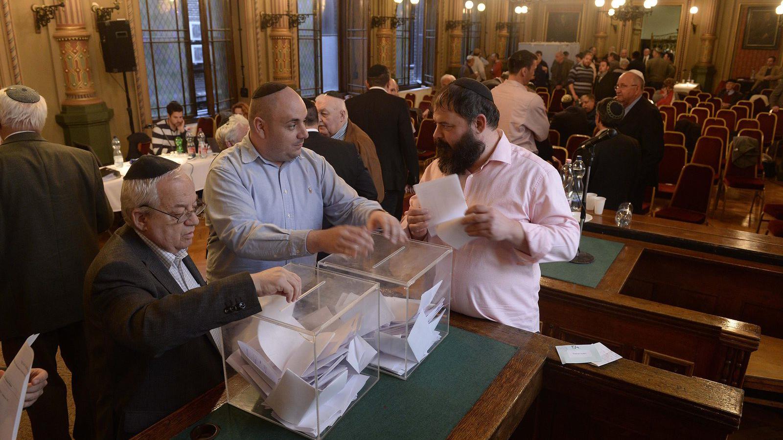 Küldöttek szavaznak a Budapesti Zsidó Hitközség (BZSH) tisztújító közgyűlésén a BZSH Síp utcai székházában 2015. március 26-án. 