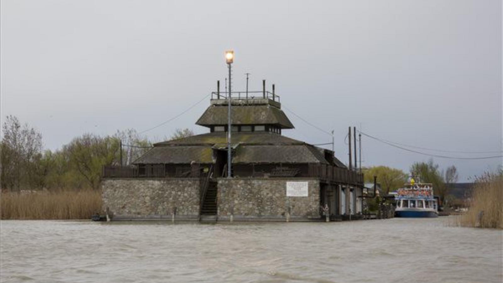 Viharjelző lámpa a Fertő tó partján, Fertőrákos közelében. MTI Fotó: Nyikos Péter