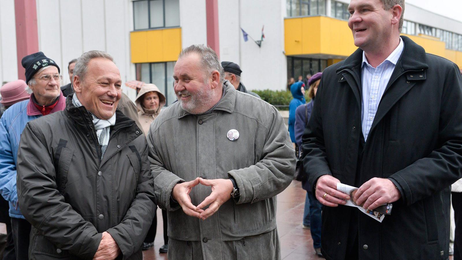  Pad Ferenc, az MSZP és a DK tapolcai országgyűlési képviselőjelöltje (b), Gőgös Zoltán, az MSZP elnökhelyettese (k) és Botka Lá