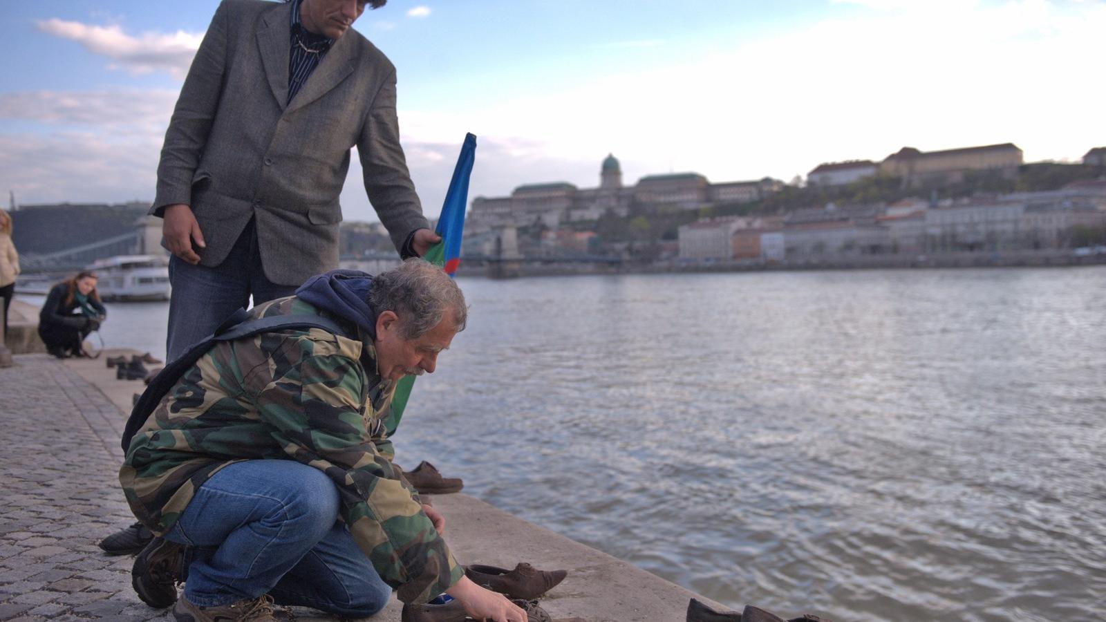 Flash mobot szervezett Horváth Aladár, Mendi Rózsa és Zsigó Jenő tegnap este a romanap alkalmából Budapesten, a Duna-parti cipők