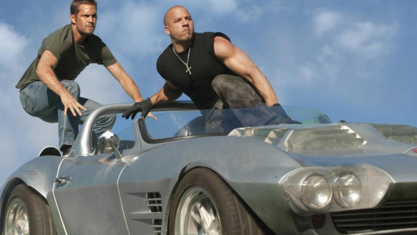 Paul Walker és Vin Diesel a több részben szereplő kék Nissan GTR-rel az utolsó közös filmben FORRÁS: UIP-DUNA FILM