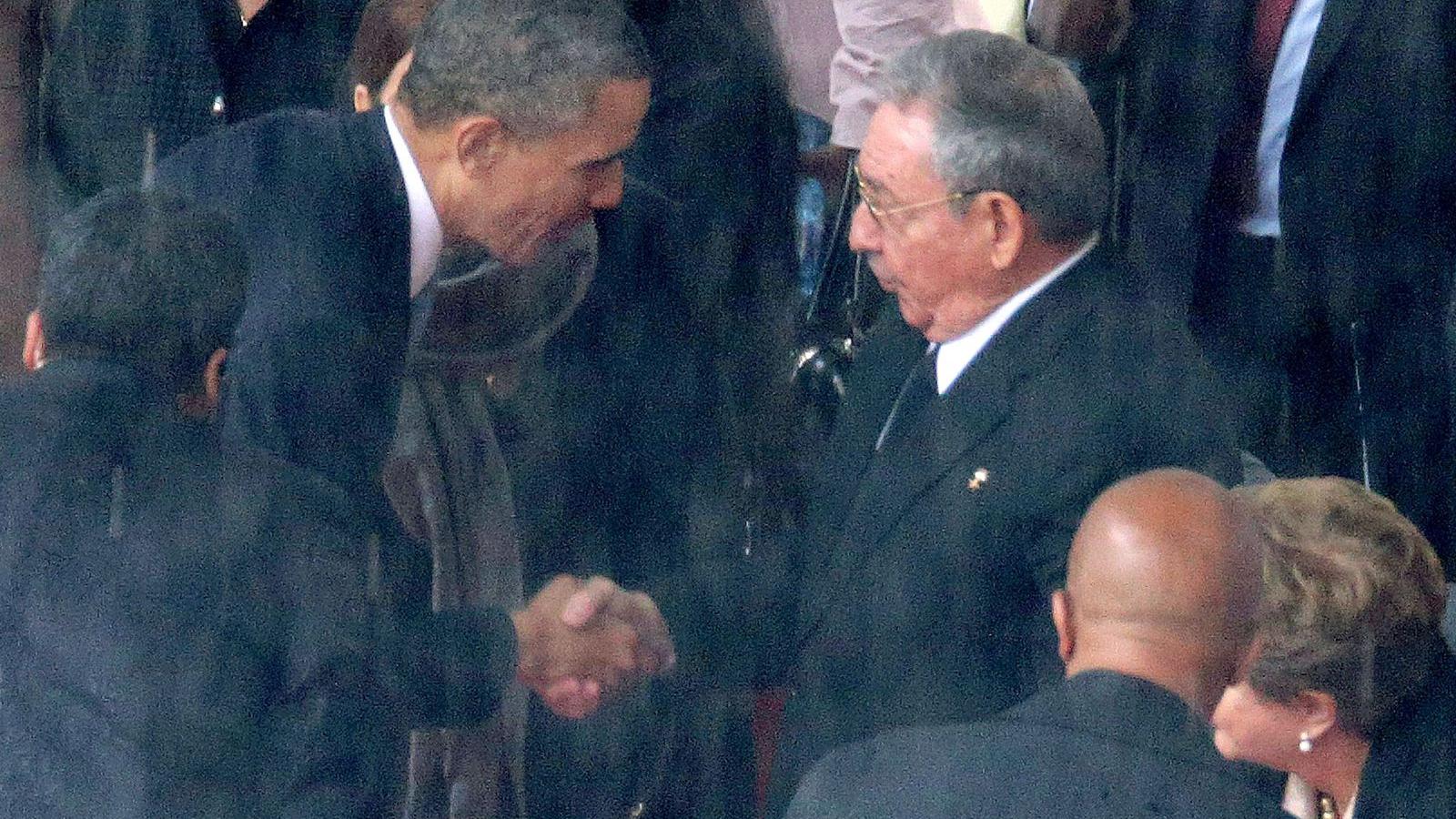 Barack Obama és Raúl Castro első kézfogása Nelson Mandela temetésén FOTÓ: EUROPRESS/GETTY IMAGES/CHIP SOMODEVILLA