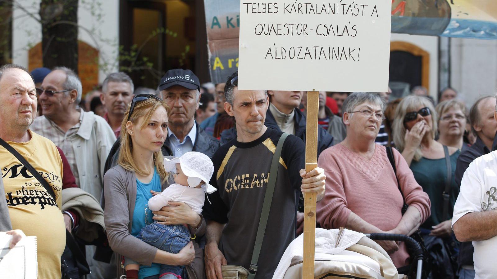 Quaestor-károsultak demonstrációja a fővárosi Báthory utcai székháza előtt. MTI Fotó: Szigetváry Zsolt