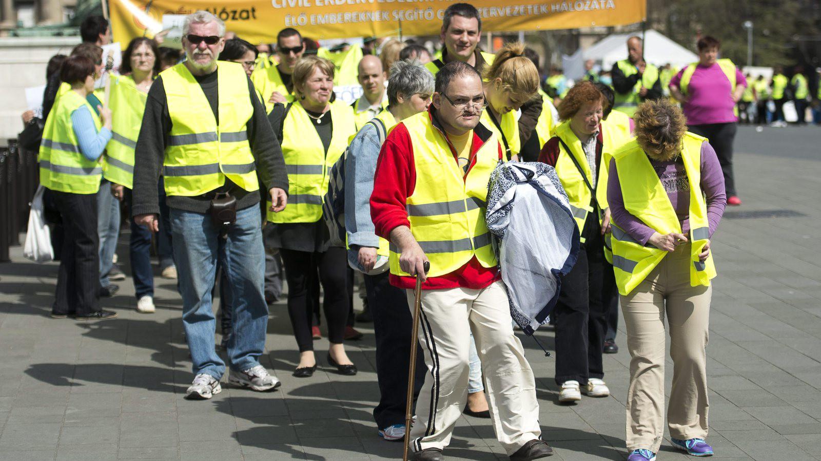  Résztvevők a CÉHálózat demonstrációján, amelyen fogyatékossággal élő emberek és civilek tiltakoztak a szerintük igazságtalan fi