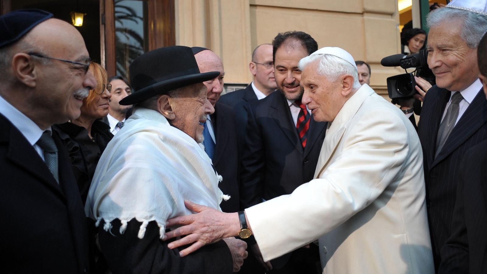 Benedek pápa (balról)  találkozik Toaffal. FOTÓ: L`Osservatore Romano Vatican Pool/Getty Images