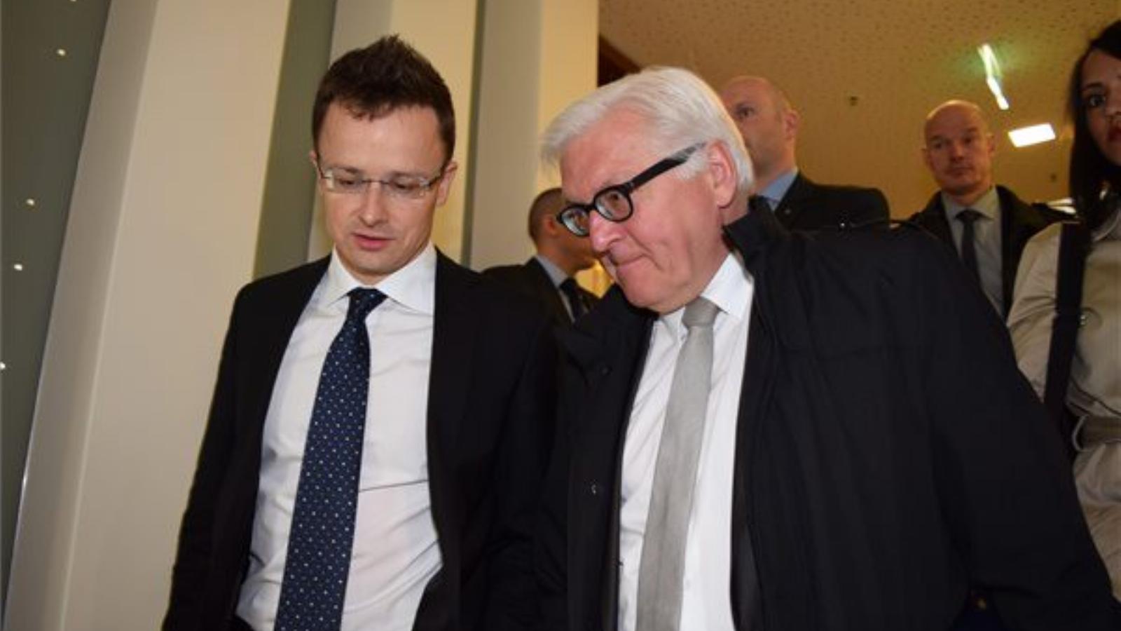 Szijjártó Péter külgazdasági és külügyminiszter (b) és Frank-Walter Steinmeier német külügyminiszter.  MTI Fotó: KKM / Ruby Gábo