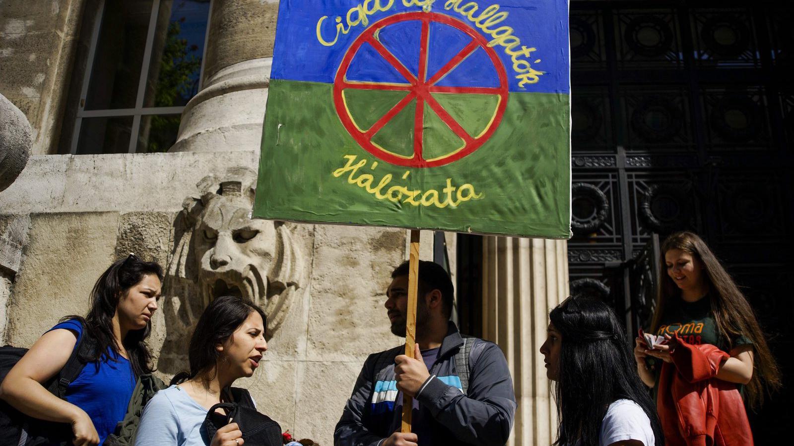 A Roma Versitas, a Cigány Hallgatói Hálózat és a Közép-európai Egyetem (CEU) aktivistái, valamint civilek demonstrálnak a budape