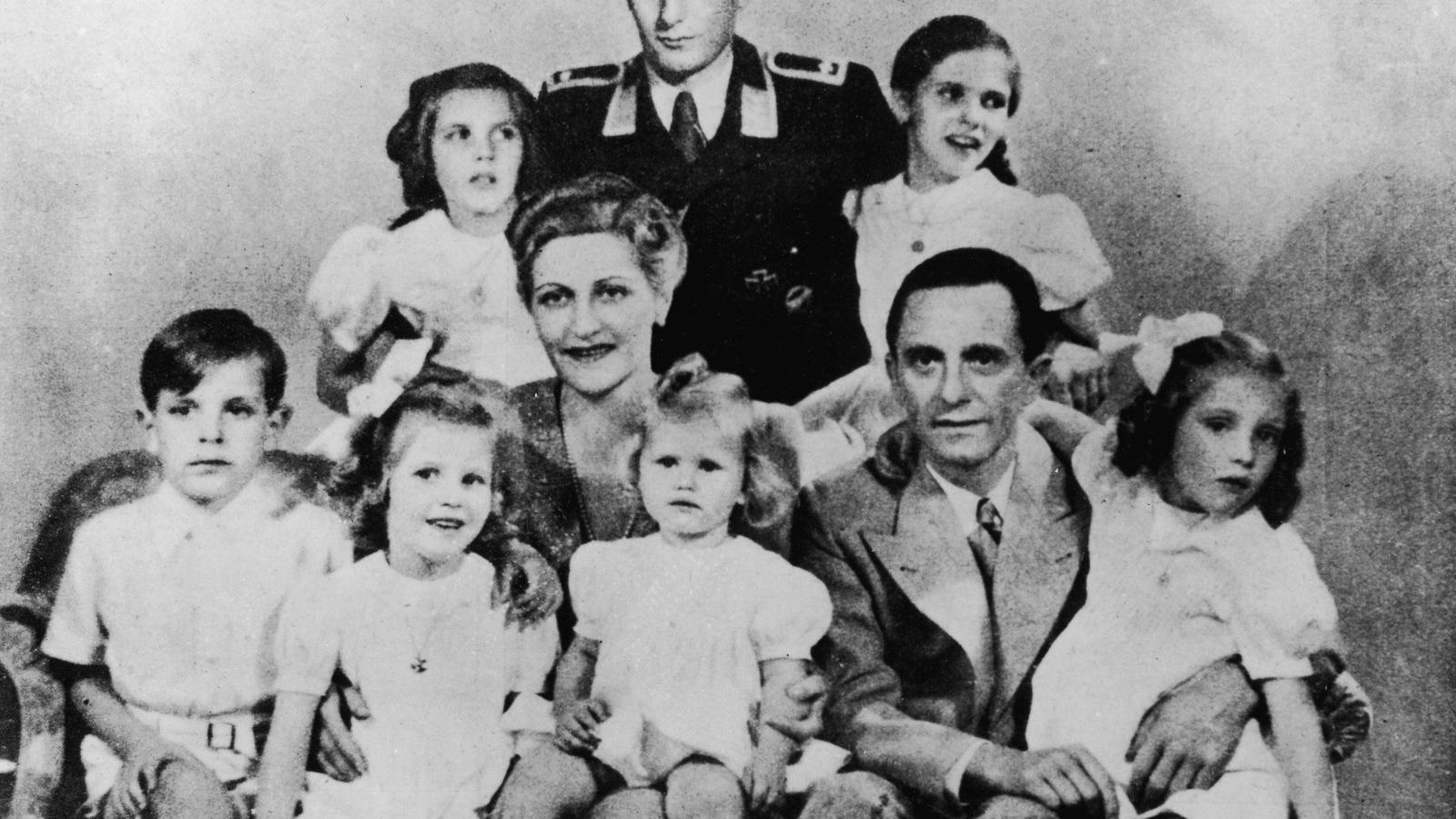 1942 - Paul Joseph Goebbels (1897 - 1945)  feleségével Magdával, és gyermekeivel:  Helga, Hildegard, Helmut, Hedwig, Holdine és 