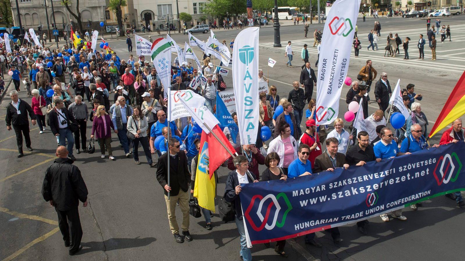 Résztvevők vonulnak a Hősők terén a Magyar Szakszervezeti Szövetség által a dolgozói szegénység ellen szervezett demonstráción M