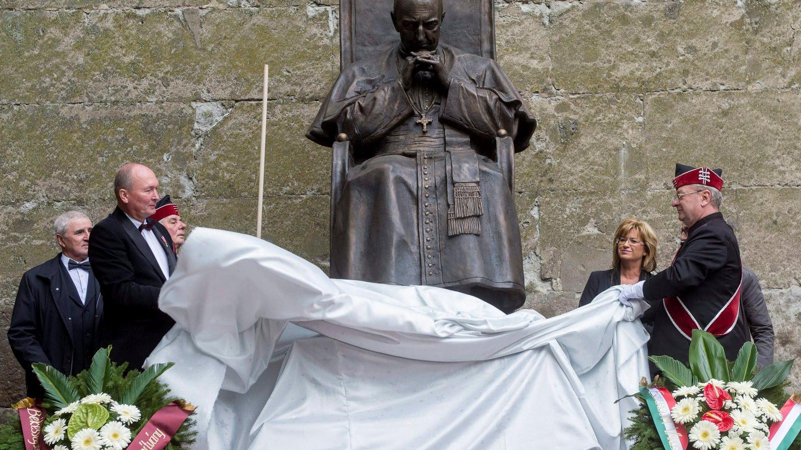 Mihail Lavrinyenko nyugalmazott katonatiszt, az orosz Békességszerzők és Béke Alapítvány elnöke és Romanek Etelka, Esztergom pol