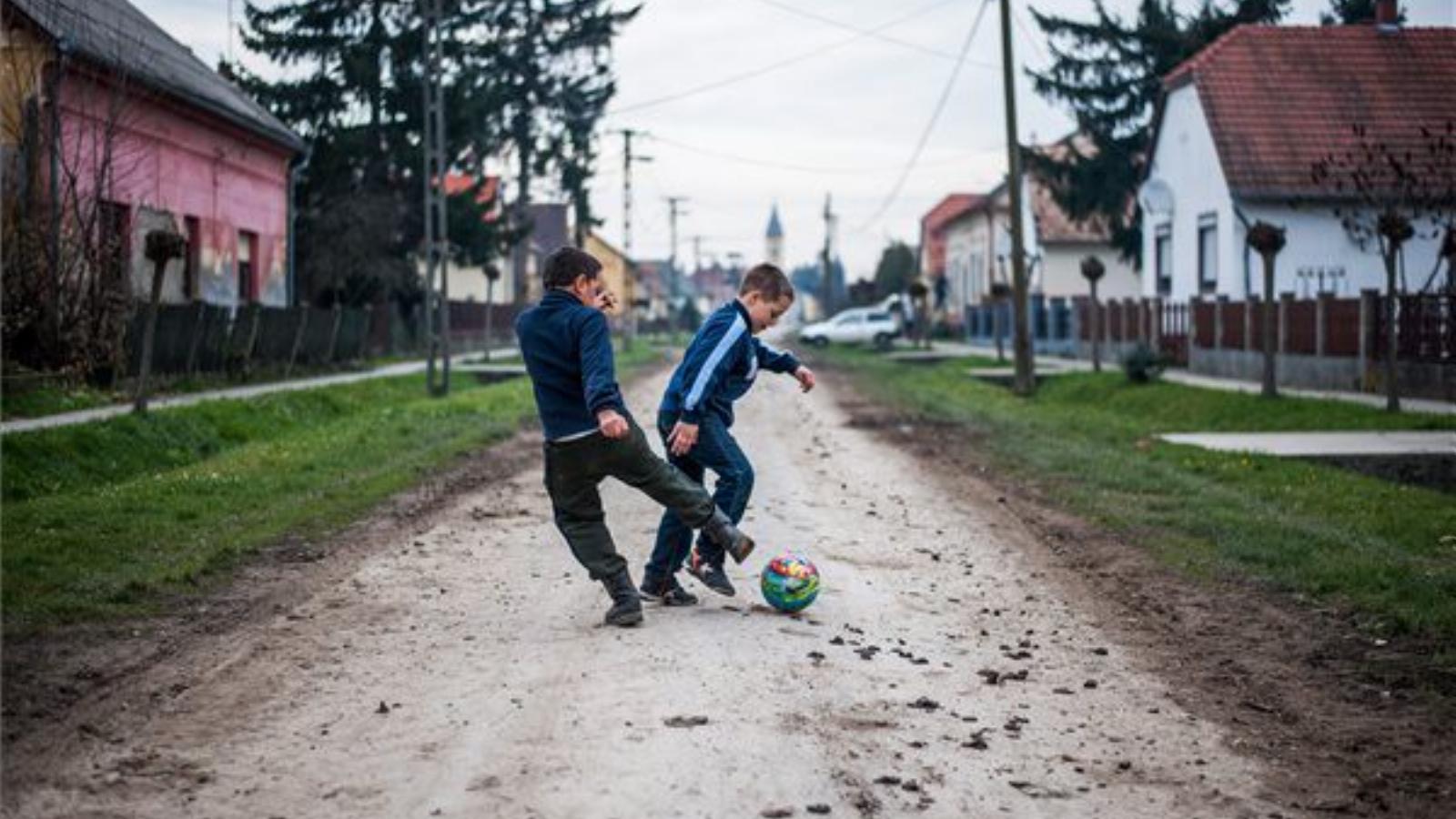 Gyerekek labdáznak Kastélyosdombó egyik utcáján. FOTÓ: MTI, Sóki Tamás.