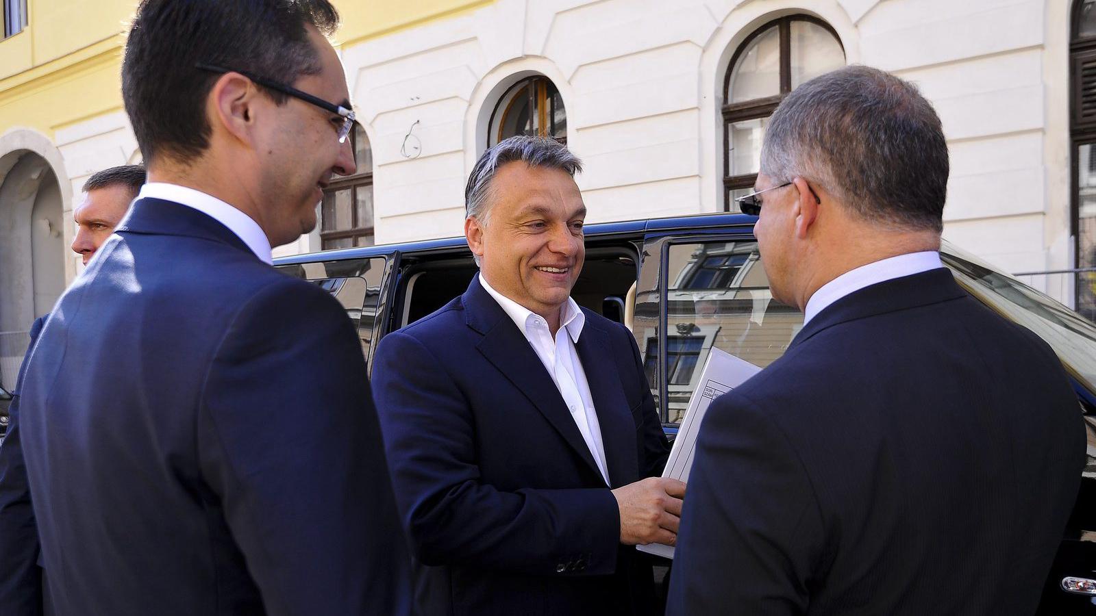  Orbán Viktor miniszterelnököt fogadja Papp László, Debrecen polgármestere és Kósa Lajos országgyűlési képviselő a városháza mel