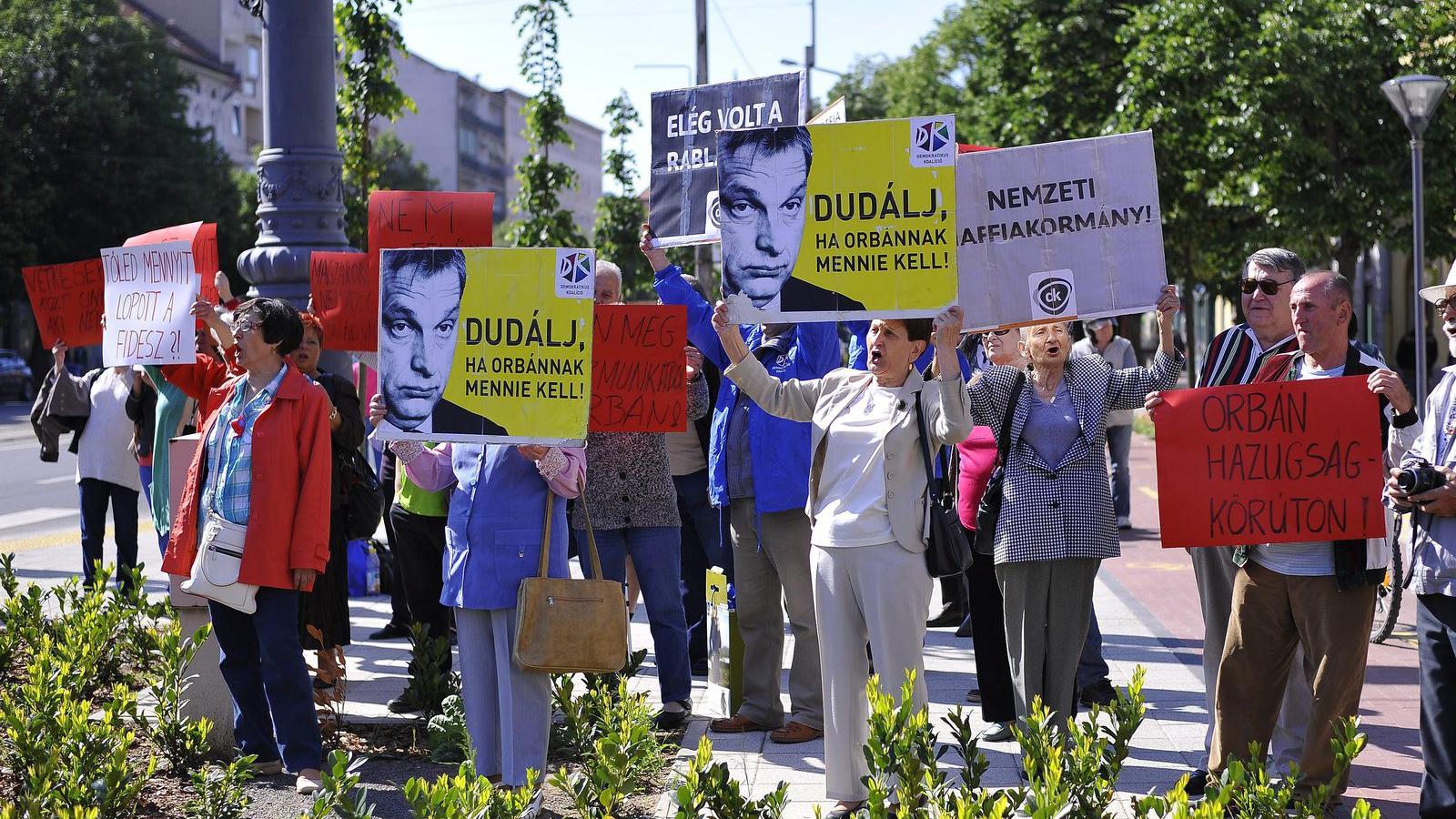 A Demokratikus Koalíció debreceni szervezete demonstrál  Debrecenben MTI Fotó: Czeglédi Zsolt