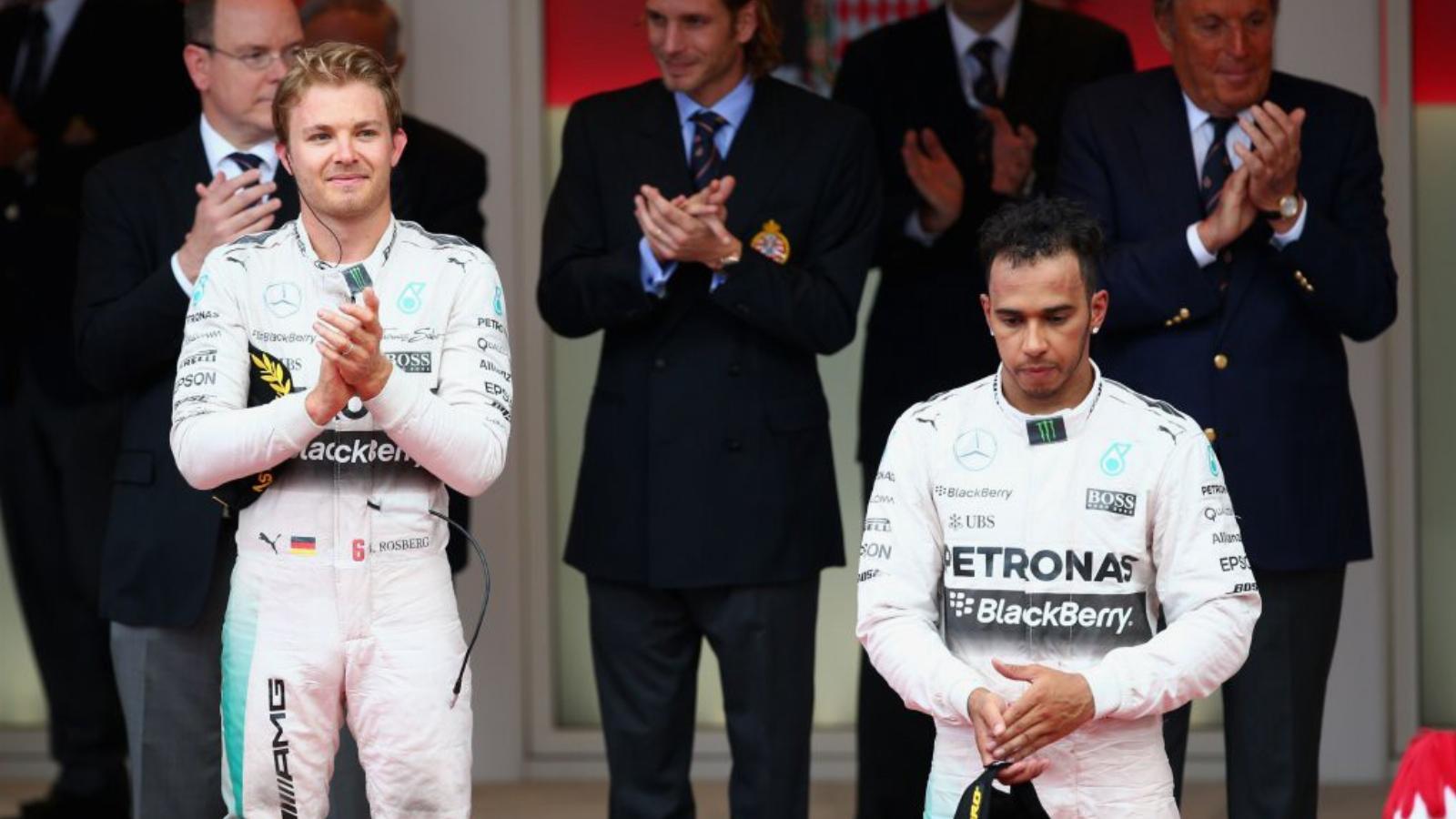 Hamilton (jobbra) joggal búslakodhat, a Mercedes hibája miatt csapattársa, Rosberg diadalmaskodott FOTÓ: EUROPRESS/GETTY IMAGES/