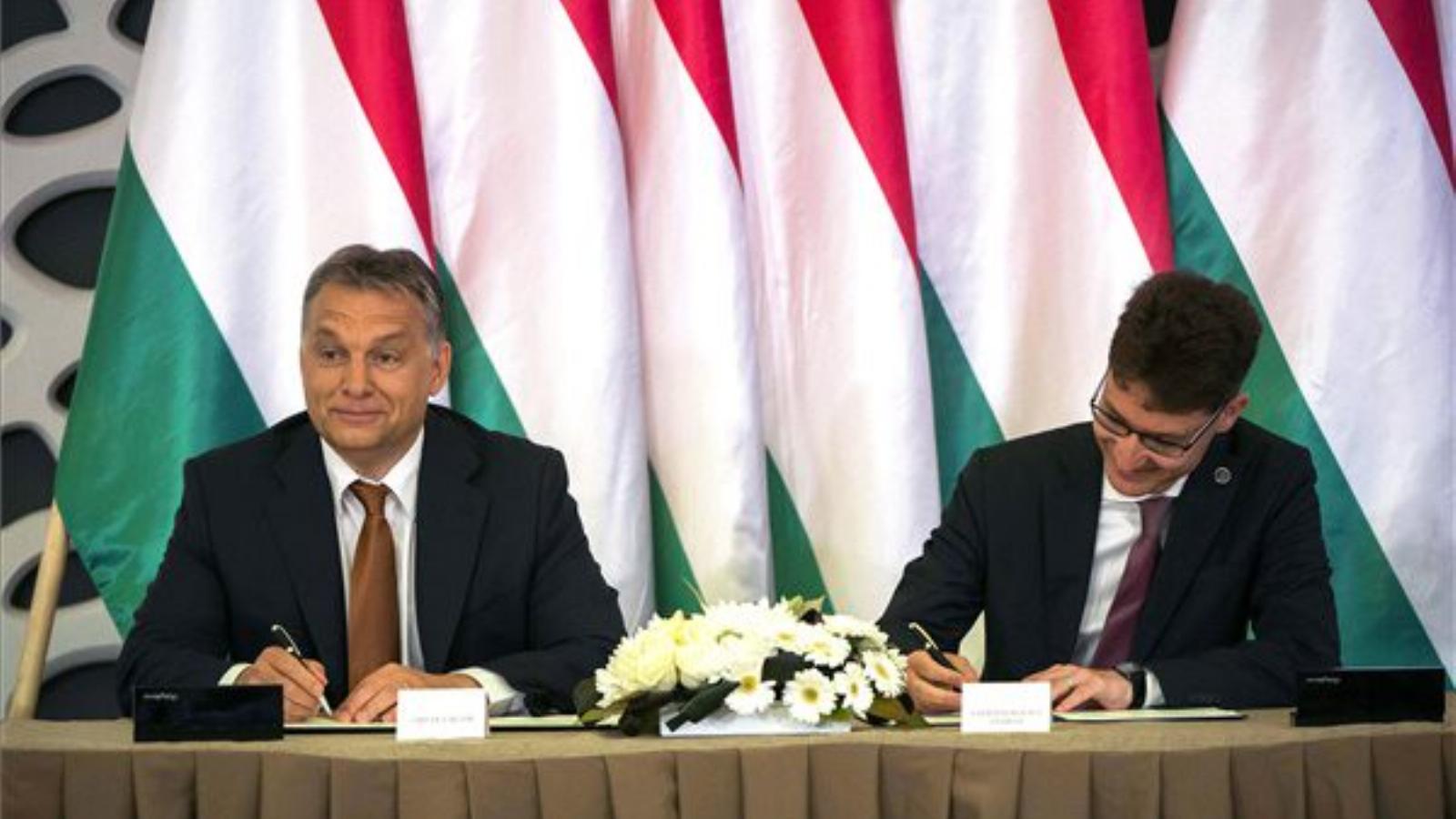 Orbán Viktor miniszterelnök (b) és Cser-Palkovics András polgármester Székesfehérváron. MTI Fotó: Illyés Tibor