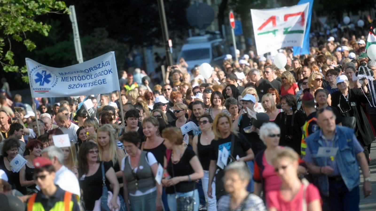 A kép a május közepén tartott tüntetésen készült, amikor ápolók vonultak az utcára, azonnali intézkedést követelve a kormánytól.