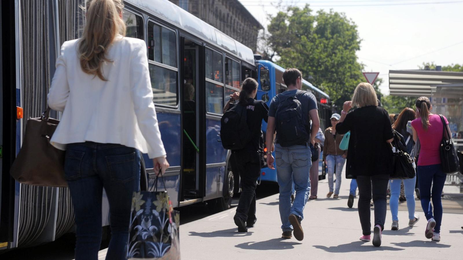 Mivel nem lehettünk jelen, fotót sem tudunk közölni az eseményről, így "a munkába igyekvő emberekkel" illusztráljuk a kormányfő 