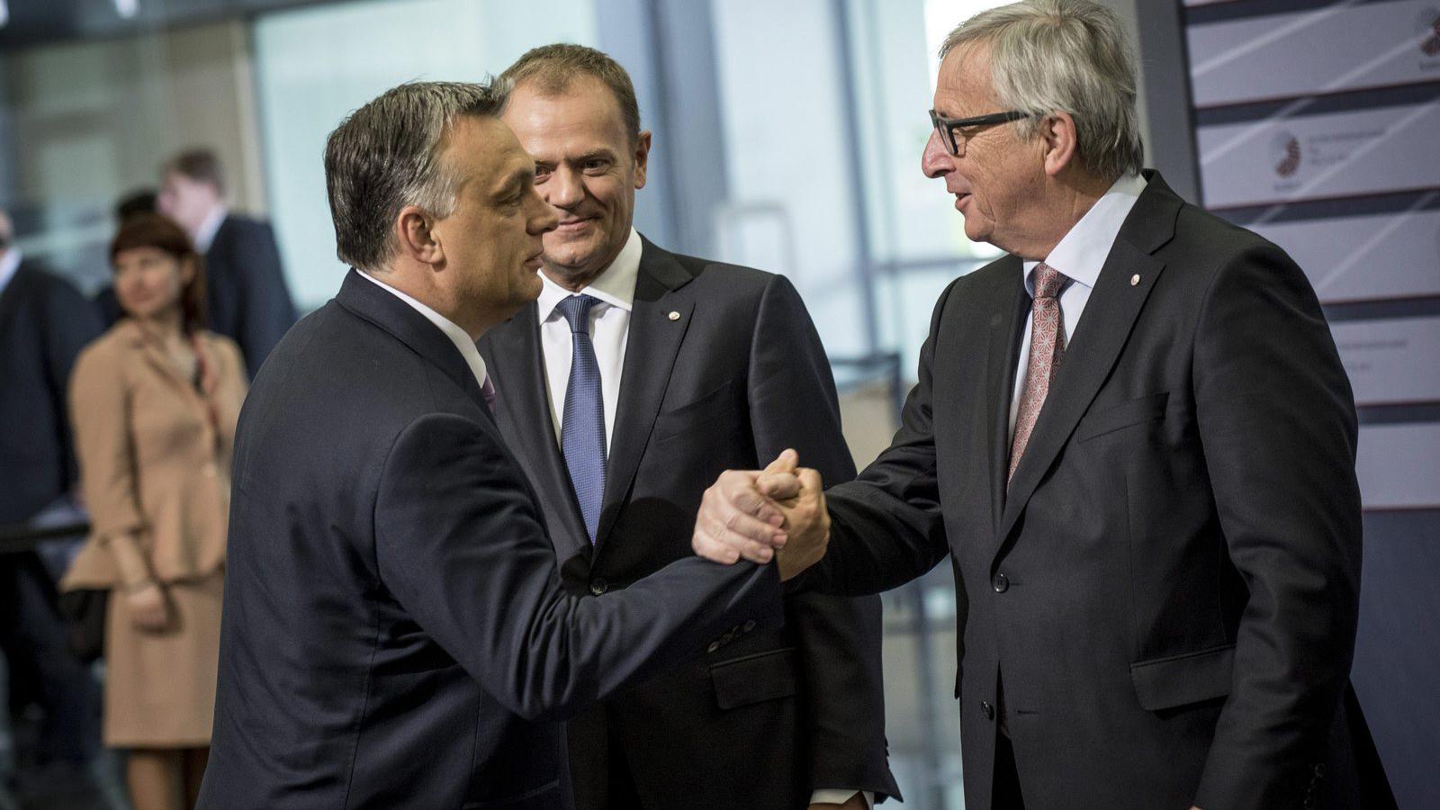 A képen Jean-Claude Juncker, az Európai Bizottság elnöke (j) és Donald Tusk, az Európai Tanács elnöke (k) fogadja Orbán Viktor m