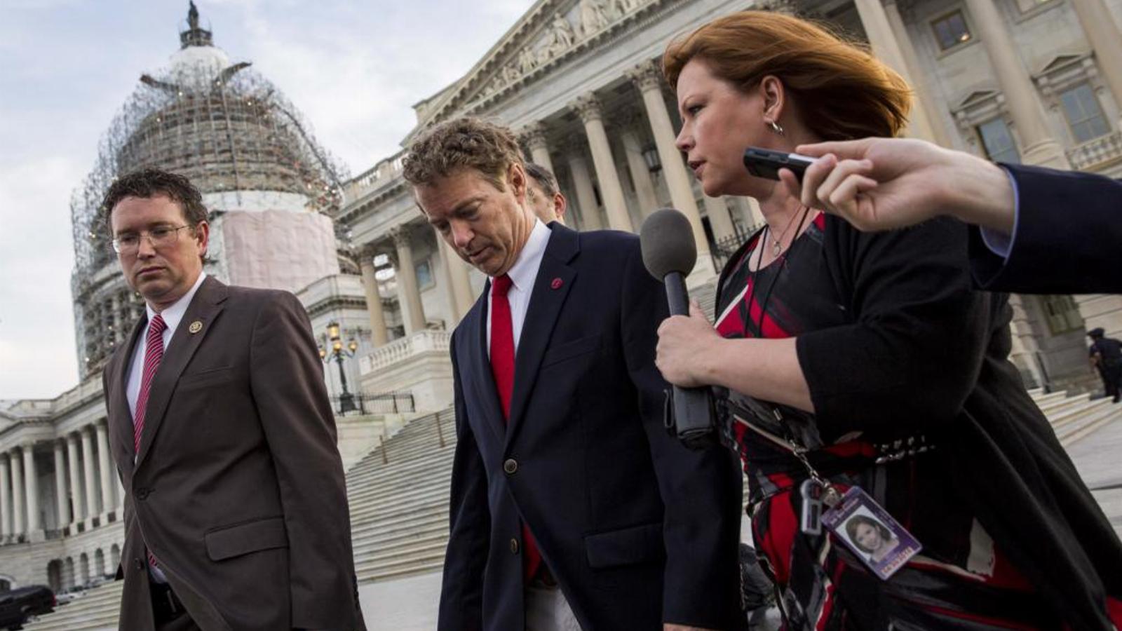 Rand Paul szenátor (középen) kétes értékű győzelme után távozik a Capitoliumról FOTÓ: EUROPRESS/GETTY IMAGES/DREW ANGERER