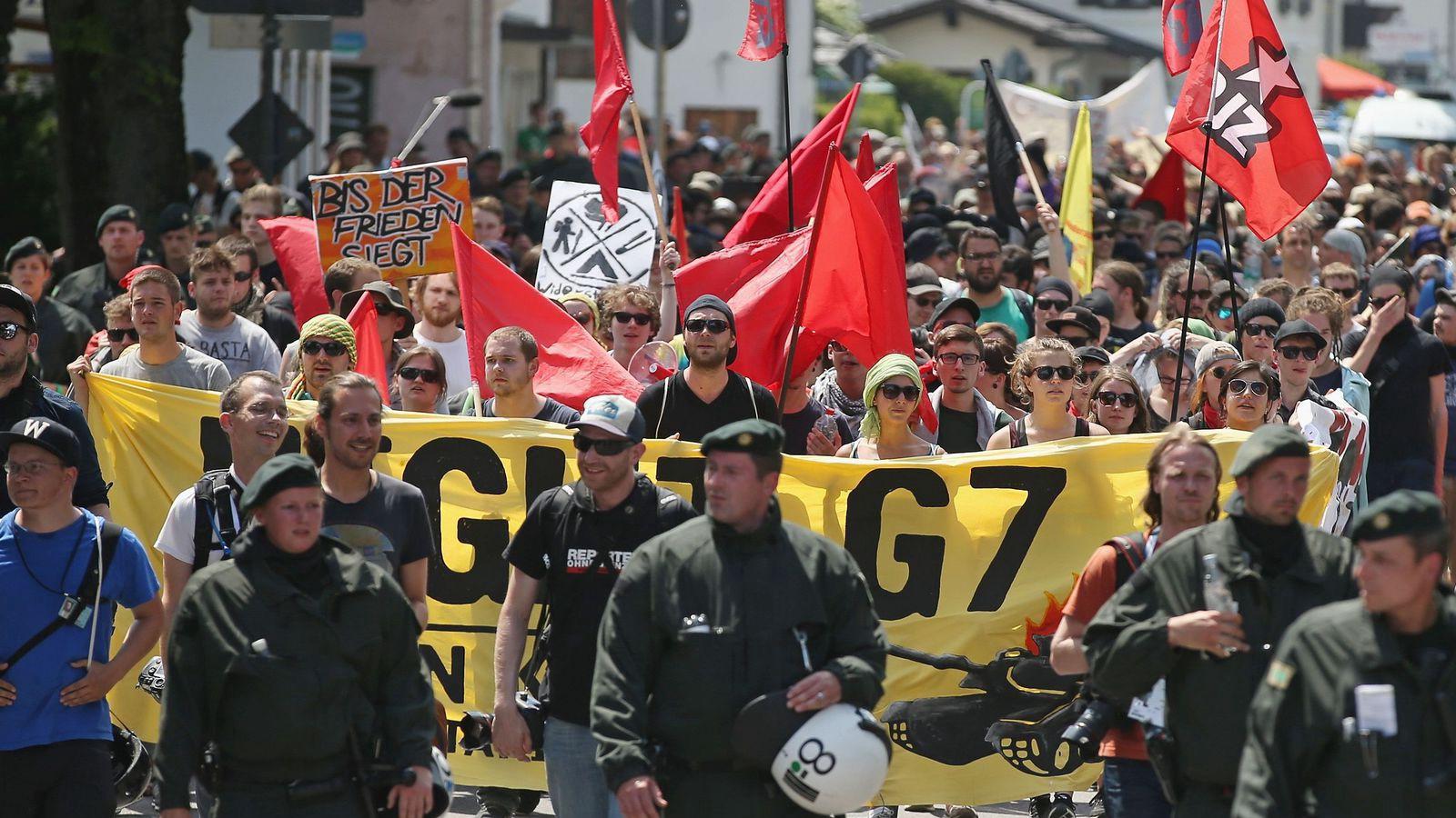 Már csütörtökön tüntettek Garmisch-Partenkirchenben a csúcs ellen FOTÓ: EUROPRESS/GETTY IMAGES/SEAN GALLUP