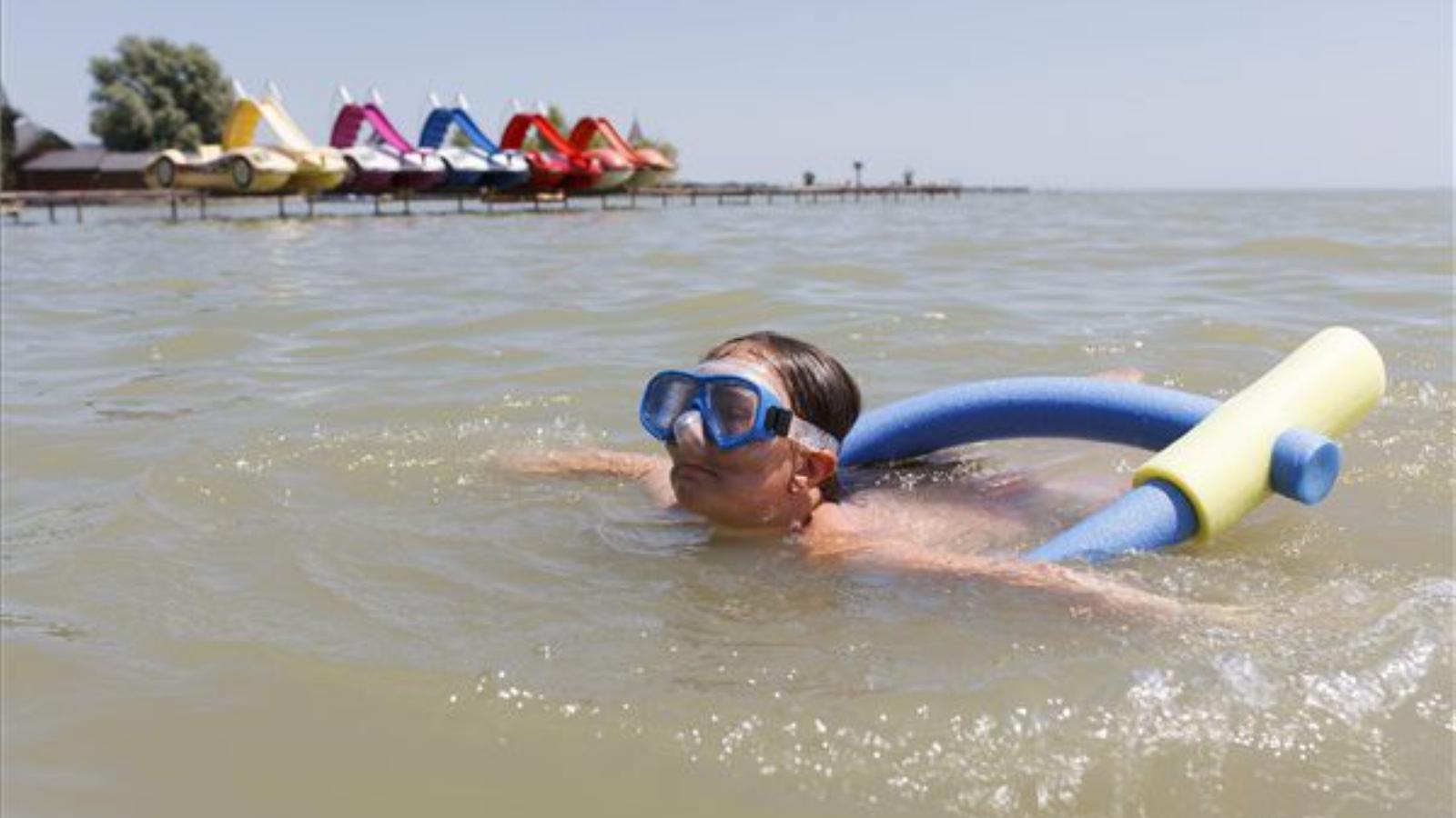 A keszthelyi strand vize kifogástalan. MTI Fotó: Varga György