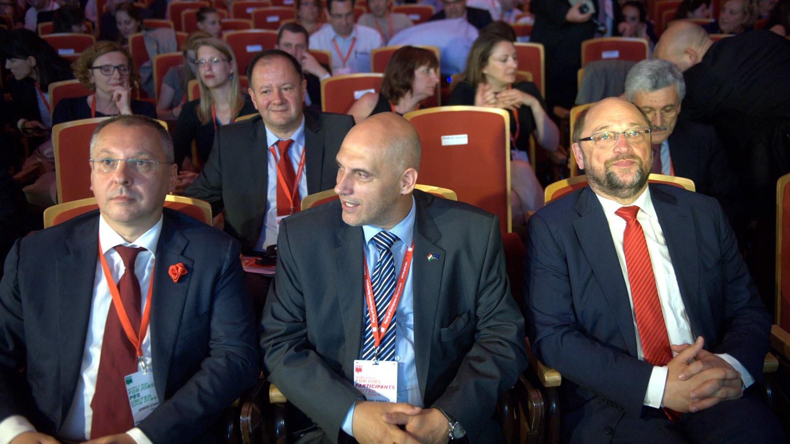 Szergej Sztanisev, Tóbiás József és Martin Schulz a kongresszuson. FOTÓ: Tóth Gergő/Népszava