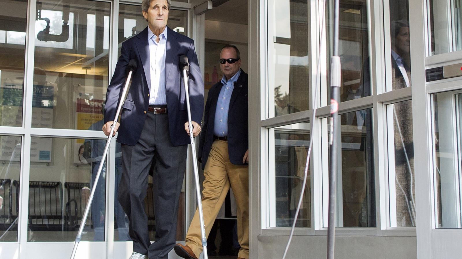 John Kerry épp elhagyja a kórházat a balesete után. FOTÓ: Scott Eisen/Getty Images