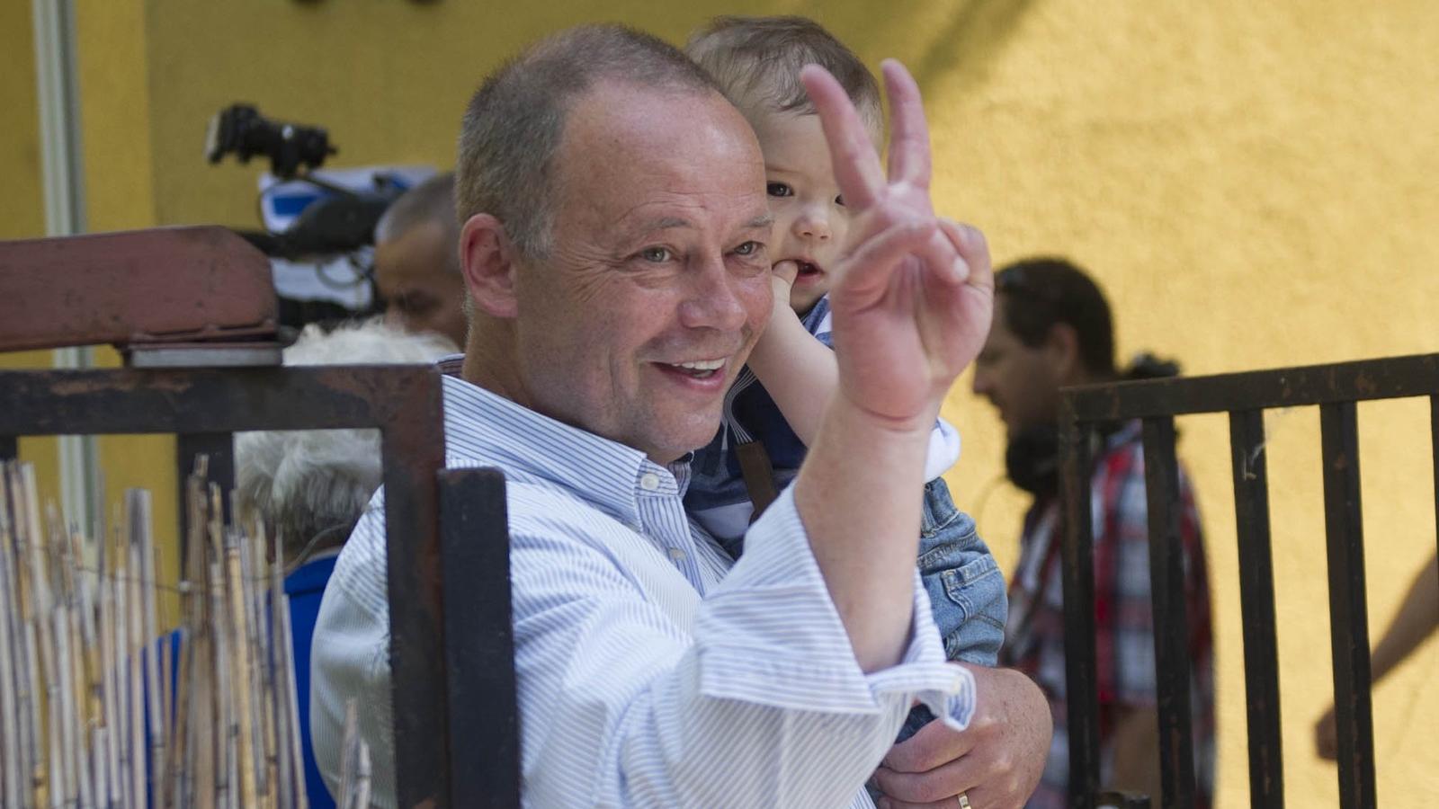 Szanyi Tibor gyermekével. FOTÓ: Népszava