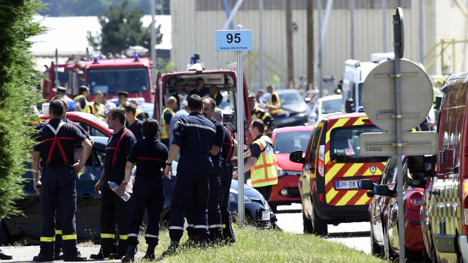 Tűzoltók, mentők, kommandósok Saint-Quentin-Fallavier-ben, a célba vett gázgyár előtt FOTÓ: AFP