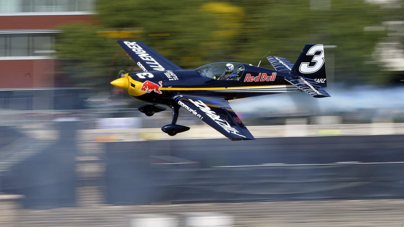  A hétvégi Red Bull Air Race egyik pilótája gyakorol a Duna felett, Budapesten 2015. július 3-án. MTI Fotó: Máthé Zoltán