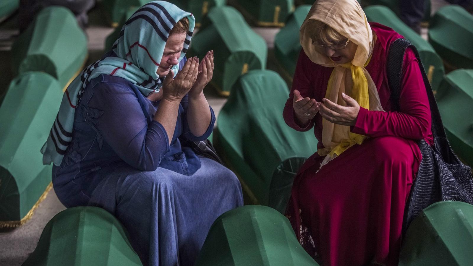 Gyászoló asszonyok Potocariban, újabb azonosított srebrenicai áldozatok temetése előtt FOTÓ: EUROPRESS/GETTY IMAGES/MATEJ DIVIZN