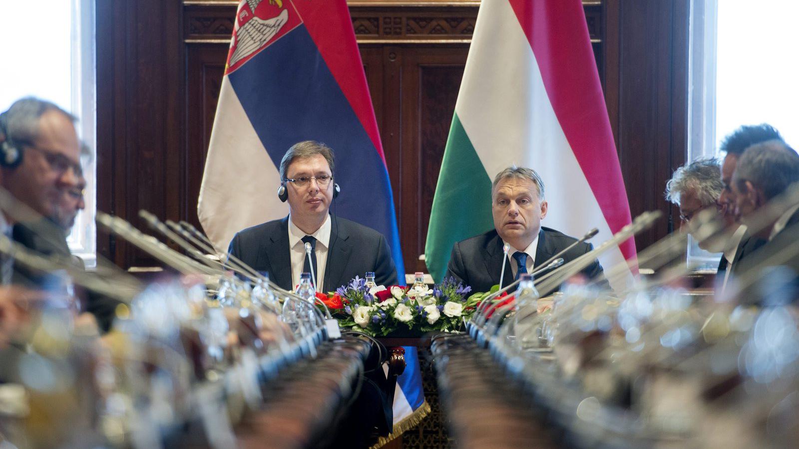 Orbán Viktor miniszterelnök (j) és Aleksandar Vucic szerb kormányfő (b) a magyar-szerb kormányülésen az Országházban 2015. júliu