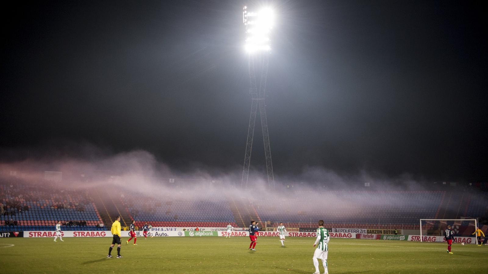 Lila felhőben az erősen foghíjas nézőtér tegnap a Sóstói-stadionban: mintha a Videoton-drukkerek előre tudták volna, hogy győz a