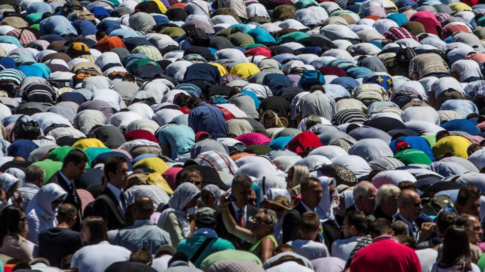 Srebrenica évfordulóján a bosnyák muzulmánok imádkoztak megölt honfi társaikért FOTÓ: EUROPRESS/GETTY IMAGES/MATEJ DIVIZNA